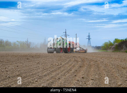 Le semis des agriculteurs, les semis des récoltes au champ. Le semis est le processus de planter des graines dans le sol dans le cadre de l'heure au début du printemps, les activités agricoles. Banque D'Images