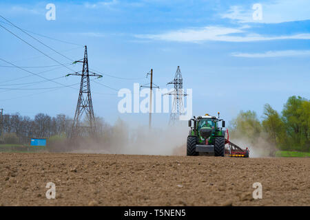 Le semis des agriculteurs, les semis des récoltes au champ. Le semis est le processus de planter des graines dans le sol dans le cadre de l'heure au début du printemps, les activités agricoles. Banque D'Images