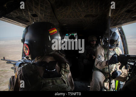 Des soldats espagnoles sur une mitrailleuse FN MAG lors d'un exercice d'entraînement à la plage de Besmaya complexe, l'Iraq, le 19 avril 2019. Les forces espagnoles à Besmaya travailler avec les forces de sécurité irakiennes pour développer des formateurs de l'Iraq. Les 74 nations et cinq organisations internationales qui composent la Coalition mondiale demeurent déterminés à assurer la défaite de Daesh durable. (U.S. Photo de l'armée par la CPS. Brandon Best) Banque D'Images