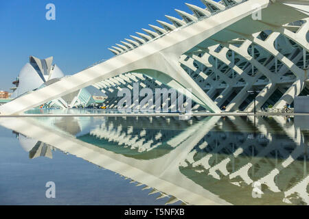 Espagnol contemporain architecture moderne structure futuriste par Calatrava Valencia ville des arts et des sciences Valencia Espagne Musée des sciences de la ville Banque D'Images