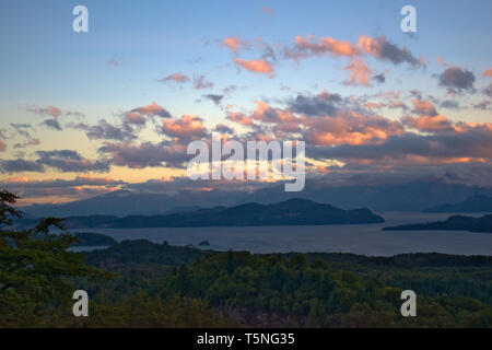 View Lac Nahuel Huapi, la plus grande des sept lacs, situé dans la Patagonie Argentine, par les montagnes des Andes. Banque D'Images