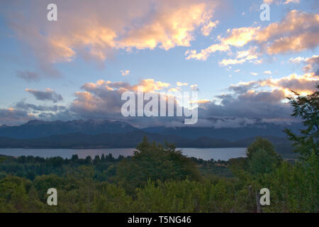 View Lac Nahuel Huapi, la plus grande des sept lacs, situé dans la Patagonie Argentine, par les montagnes des Andes. Banque D'Images