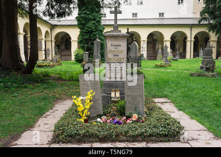 Vue de la tombe de la famille de Mozart se trouve dans le cimetière de l'église de St Sébastien (Sebastianskirche) à Salzbourg, Autriche. Banque D'Images