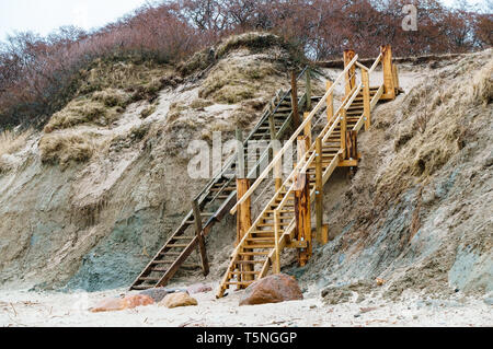 Un escalier en bois au bord de la mer, sur une pente raide escalier côte mer Banque D'Images