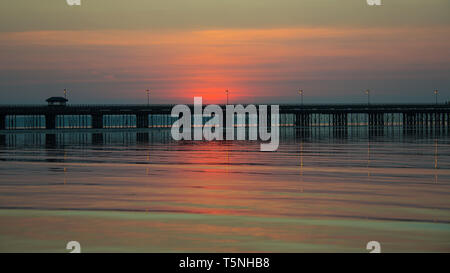 Coucher du soleil de printemps derrière Ryde pier, à l'île de Wight Banque D'Images