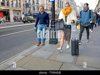 Londres, Angleterre, Royaume-Uni. Jeune femme dans la rue Regent avec assurance Banque D'Images