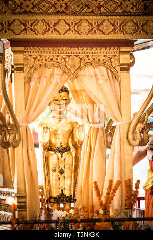Lavage du bouddha pendant les festivités du nouvel an lao (Pi Mai Lao) à Luang Prabang, à Wat Xieng Thong. Banque D'Images