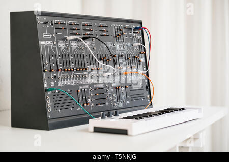 Clone moderne du synthétiseur ARP 2600 à partir de 1971 avec câbles de raccordement, dans un studio d'enregistrement analogique. Marque et logo déposés. Banque D'Images