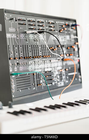 Clone moderne du synthétiseur ARP 2600 à partir de 1971 avec câbles de raccordement, dans un studio d'enregistrement analogique Banque D'Images