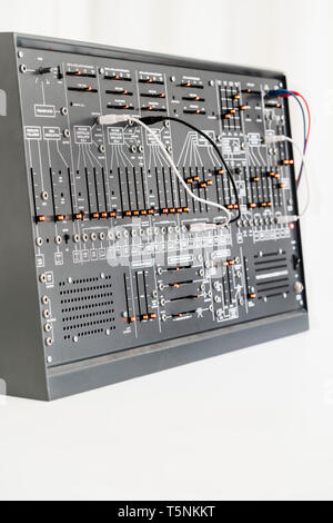 Clone moderne du synthétiseur ARP 2600 à partir de 1971 avec câbles de raccordement, dans un studio d'enregistrement analogique Banque D'Images