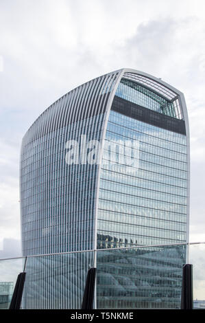 Vue de Londres sky garden autrement appelé comme talkie walkie de bâtiment bâtiment sur le toit de la cour Fen Fenchurch Street. Banque D'Images