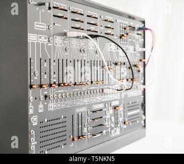 Clone moderne du synthétiseur ARP 2600 à partir de 1971 avec câbles de raccordement, dans un studio d'enregistrement analogique Banque D'Images