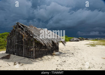 Cabane sur la plage de l'amour en face de l'île sur l'ATINE Brésil Banque D'Images