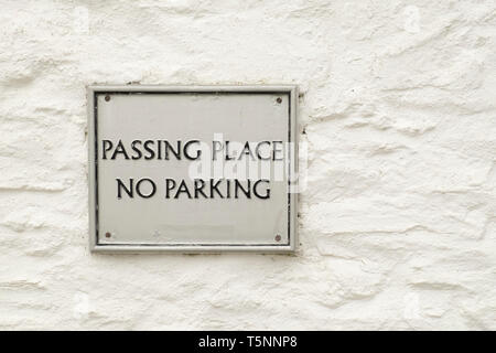 No parking sign et passant place signer, au mur dans village Durgan, Cornwall, Angleterre Banque D'Images