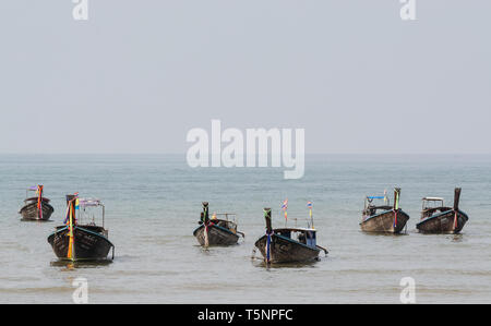 KRABI, THAÏLANDE - Mars 2019 : longue queue des bateaux amarrés à Railey beach. Banque D'Images