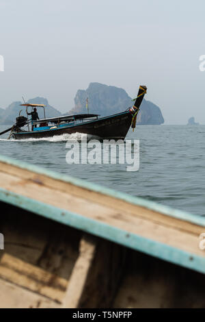 Longue queue bateau en bois amarré à Klong Muang beach dans la province de Krabi, Thaïlande. Banque D'Images