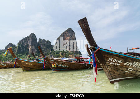 KRABI, THAÏLANDE - Mars 2019 : longue queue des bateaux amarrés à Railey beach. Banque D'Images