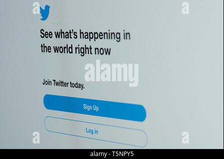 New York, USA - 22 avril 2019 Médias sociaux Twitter : page d'accueil sur l'écran du portable close up Banque D'Images