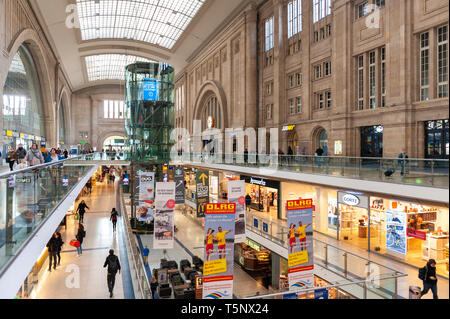 Intérieur de Leipzig Hauptbahnhof, la gare ferroviaire centrale et Promenaden Hauptbahnhof, grand centre commercial au centre-ville de Leipzig, Allemagne Banque D'Images