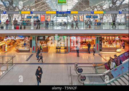 Intérieur de Leipzig Hauptbahnhof, la gare ferroviaire centrale et Promenaden Hauptbahnhof, grand centre commercial au centre-ville de Leipzig, Allemagne Banque D'Images