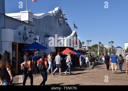 LOS ANGELES, CA/USA - 11 avril 2019 : La célèbre Bubba Gump Shrimp Co sur la jetée de Santa Monica Banque D'Images