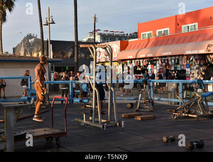 LOS ANGELES, CA/USA - 17 novembre 2019 : Les culturistes et les touristes à la célèbre Muscle Beach en Californie Venise Banque D'Images