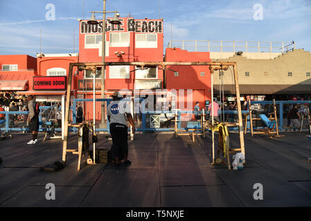 LOS ANGELES, CA/USA - 17 novembre 2018 : la célèbre Muscle Beach poids plume à Venice Beach en Californie Banque D'Images