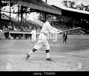 Clark Griffith, manager Washington sénateurs, au niveau National Park, Washington, D.C. 1913. Banque D'Images