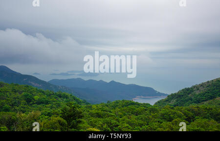 Green hill et paysage de montagne vue depuis l'île de Lantau, Hong Kong Banque D'Images