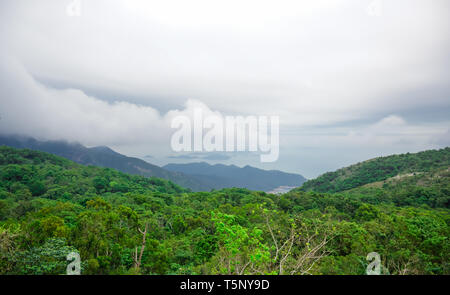 Green hill et paysage de montagne vue depuis l'île de Lantau, Hong Kong Banque D'Images