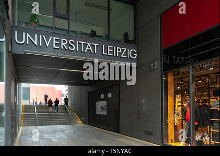 Leipzig, Allemagne - Octobre 2018 : Entrée à l'Université de Leipzig composé à partir de la Grimmaische à la rue au centre-ville de Leipzig Augustusplatz City, Allemagne Banque D'Images