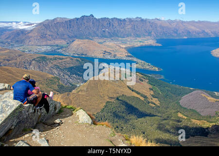 Randonneurs sur le sommet du Ben Lomond surplombant Queenstown et le lac Wakatipu Banque D'Images