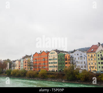Maisons colorées au bord de la rivière Inn à Innsbruck Banque D'Images