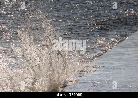 Le fracas des vagues en arrière-éclairé par le soleil du matin Banque D'Images