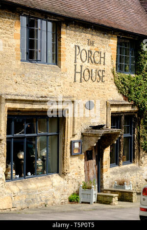 Autour de la ville de Cotswold Bourton-on-the-wold Gloucestershire UK Le porche House Pub Banque D'Images