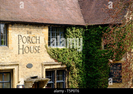 Autour de la ville de Cotswold Bourton-on-the-wold Gloucestershire UK Le porche House Pub Banque D'Images