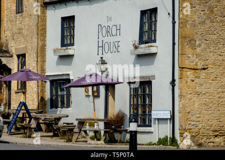 Autour de la ville de Cotswold Bourton-on-the-wold Gloucestershire UK Le porche House Pub Banque D'Images