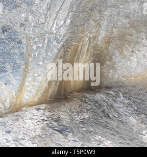 Le fracas des vagues en arrière-éclairé par le soleil du matin Banque D'Images