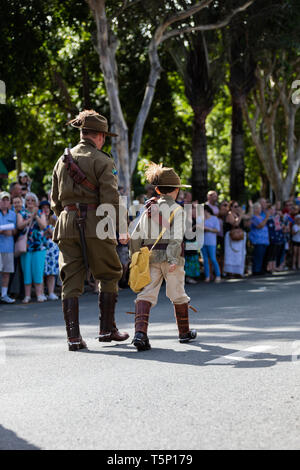 Le père et le jeune fils à marcher ensemble fièrement habillés en uniforme traditionnel messenger lors de l'Anzac Day march Banque D'Images