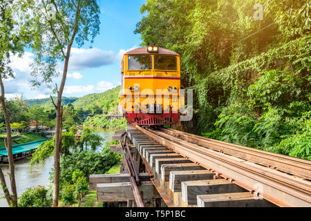 Circulation du train ancien en bois en fer sur Tham Krasae, Kanchanaburi, Thaïlande Banque D'Images