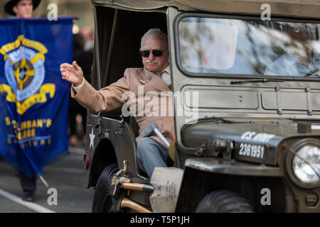 Un vieux vétéran retourné dans son véhicule, gesticulant, giving Thumbs up à la foule acclamant et applaudissant pour lui, lors de l'Anzac Day march Banque D'Images