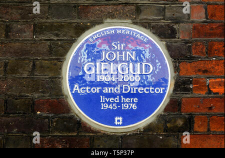 Londres, Angleterre, Royaume-Uni. Blue Plaque commémorative : Sir John Gielgud 1904-2000 Acteur et vécu ici 1945-1976. 16 Cowley Street, Westminster Banque D'Images