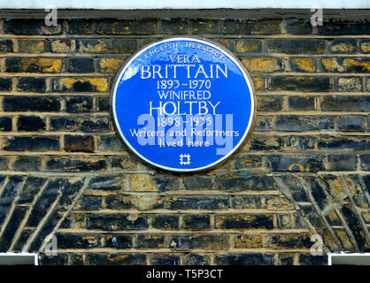 Londres, Angleterre, Royaume-Uni. Blue Plaque commémorative : Vera Brittain (1893-1970) Winifred Holtby (1898-1935) les écrivains et les réformistes, a vécu ici. 58 Doughty Street Banque D'Images