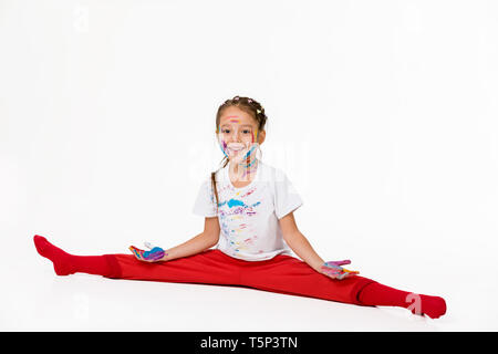 Mignon petit enfant fille aux mains peintes en peinture colorée faisant groupes isolé sur fond blanc. Banque D'Images