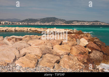 La côte du golfe de la mer et pierreux. Nice, France Banque D'Images