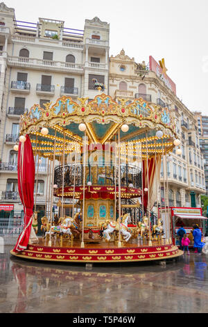 Carrousel traditionnel décoratif par temps humide dans le centre-ville de Valence Banque D'Images