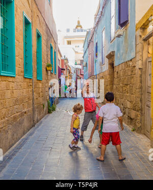 Tyr, LIBAN - 21 MAI 2017 : les enfants libanais non identifié, jouant dans les rues de Tyr. Banque D'Images