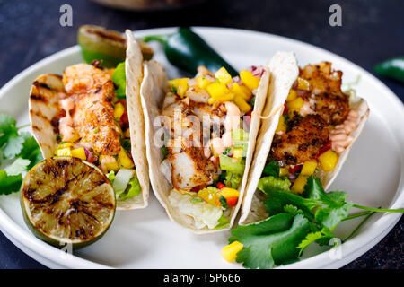 Fish tacos avec salsa à la mangue Banque D'Images