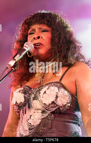 Martha Reeves de Martha Reeves et les Vandellas effectuant au Cornbury festival, Chadlington, Oxfordshire, UK. Le 11 juillet 2015. Banque D'Images