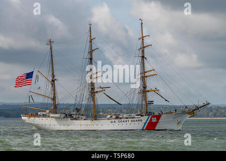 La United States Coast Guard Cutter formation USCGC Eagle dans le Solent près de Portsmouth, Royaume-Uni le 26 avril 2019, pour une visite de courtoisie. Banque D'Images